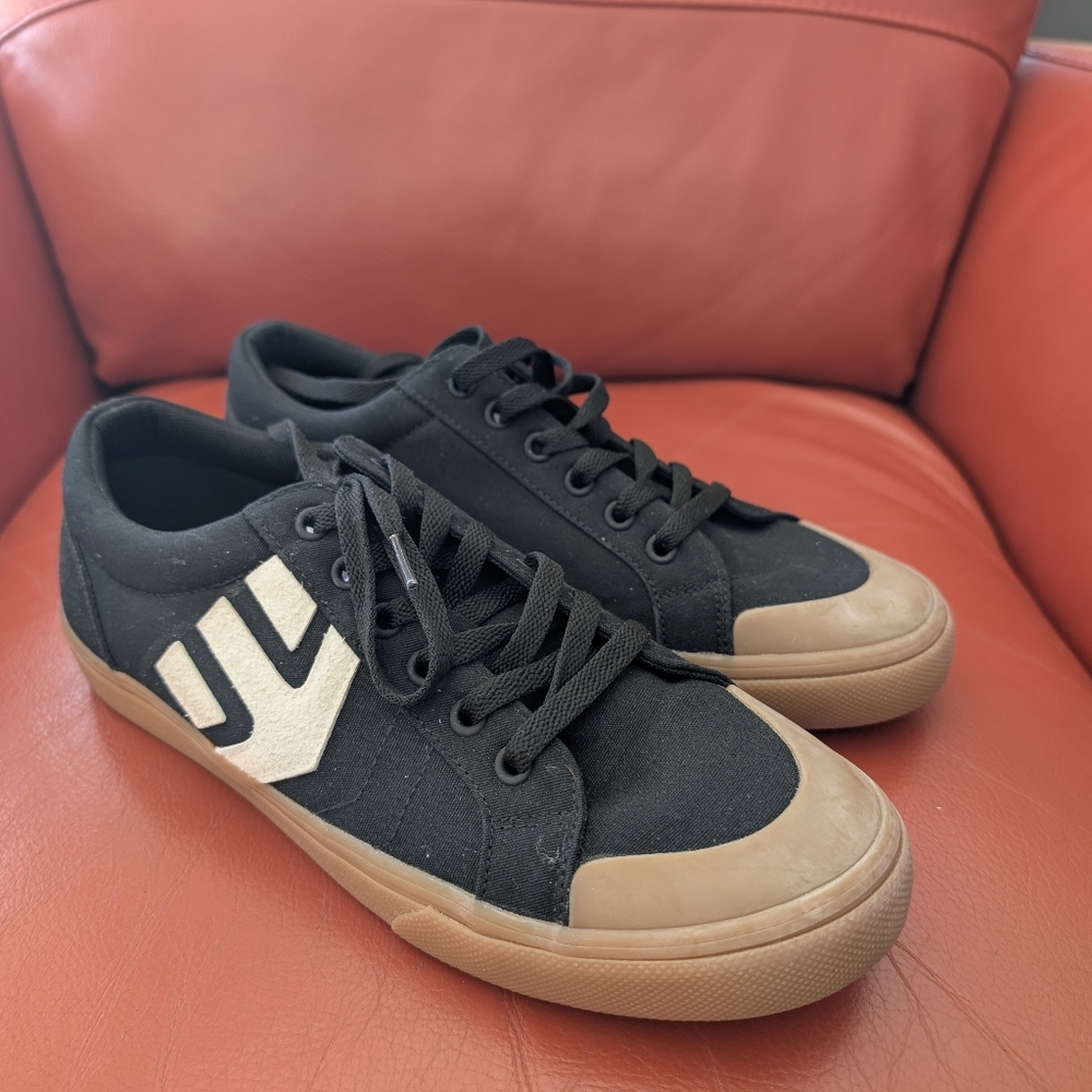 NWOT Etnies Black Canvas Sneakers/Skateshoes with Tan Gum Sole Men's Sz.9.5